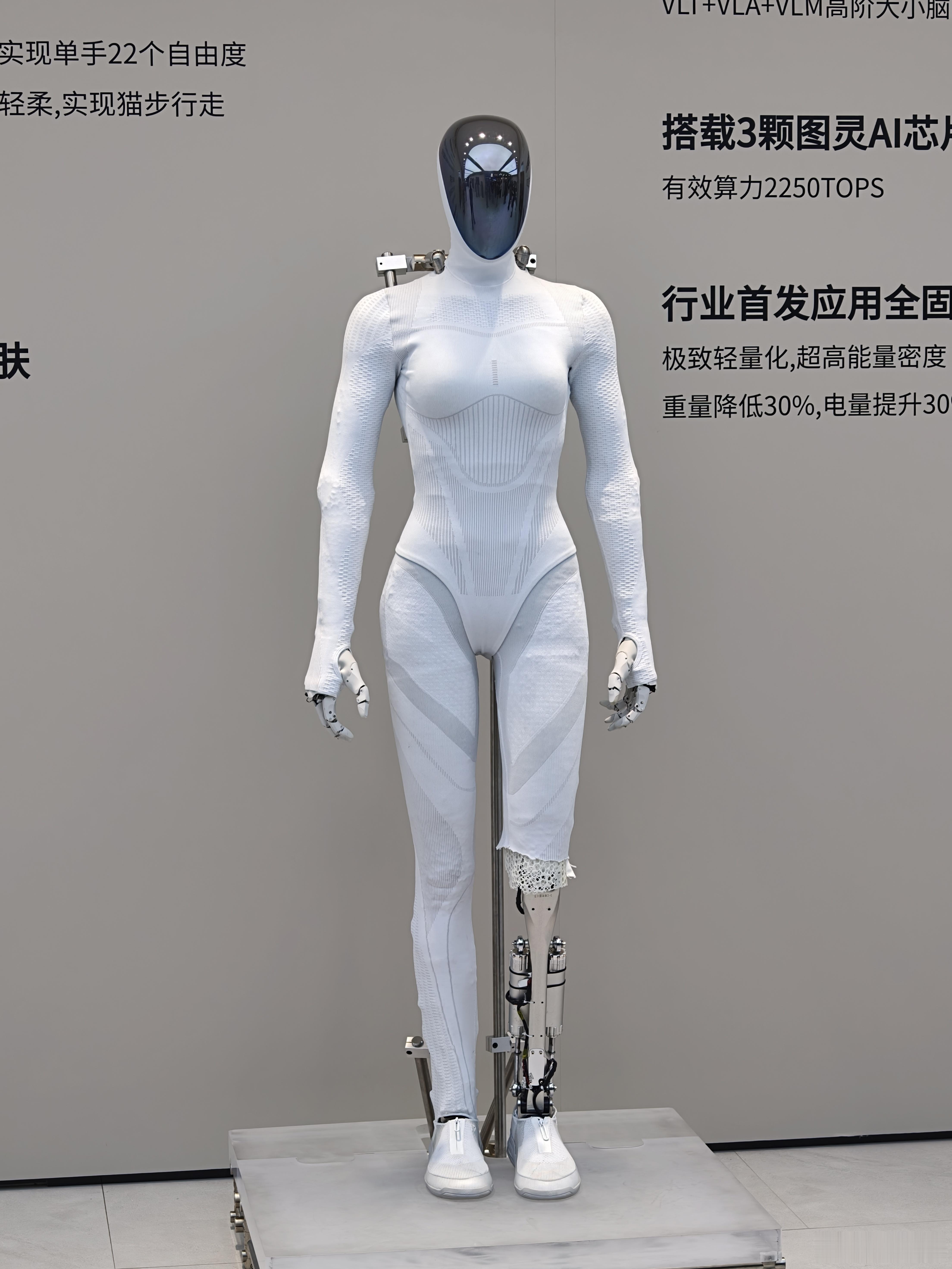 讲真，当我今天再一次见到剪腿后的小鹏Iron后，我还是心里咯噔一下……或许人类最