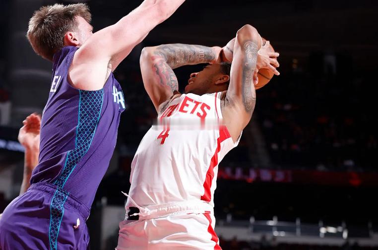 之前火箭险胜公牛的比赛，拿着双向合同的替补控卫JD-戴维森拿了9分7篮板4助攻1