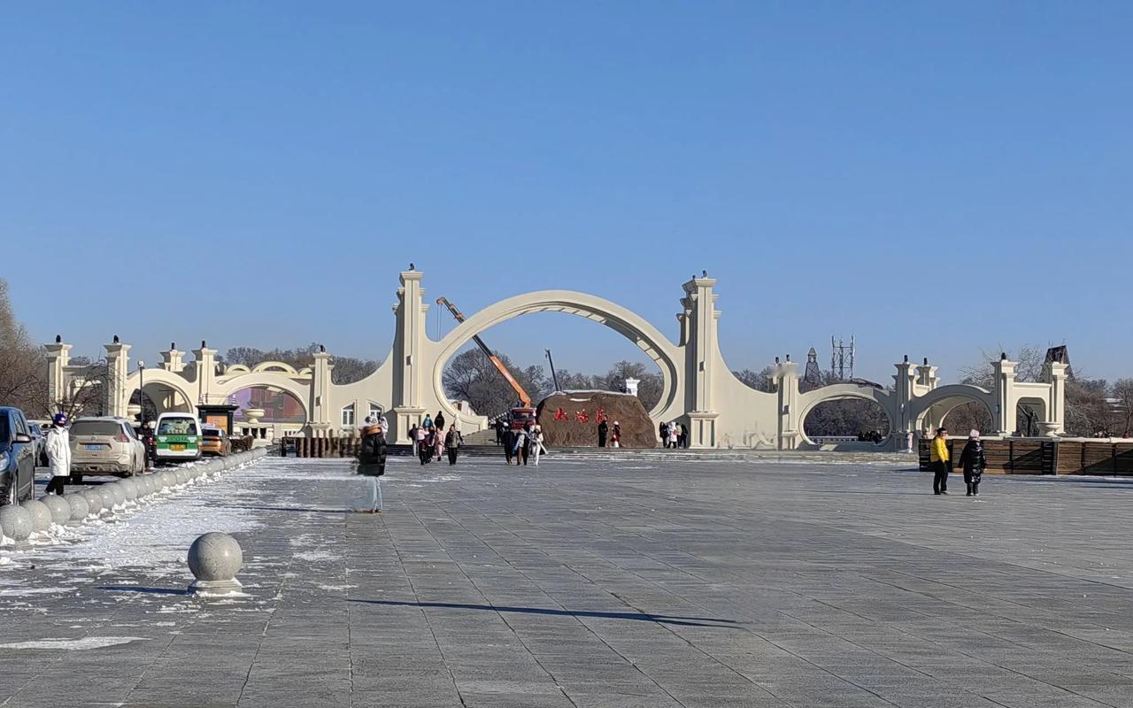 为迎接亚东会及冰雪节，太阳岛公园暂时闭园。