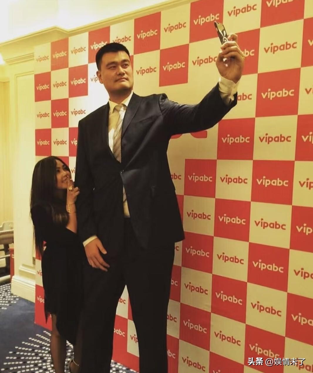 不管你是谁，只要跟姚明同框合照，瞬间感觉不在一个次元，这身高反差也太好笑了！