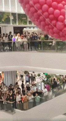 这是昨天跨年夜一位山西网友拍到的
一家商场内目测大约有几百人
等着抢气球，气球一