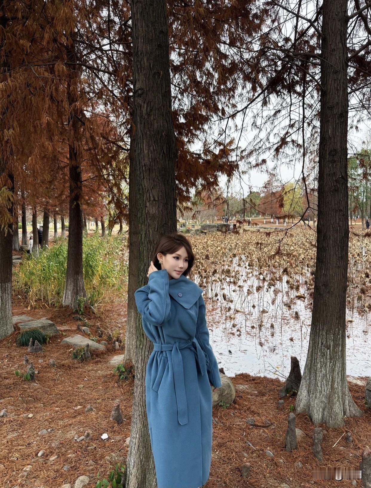 日常可以选低饱和度的雾霾蓝、灰蓝色大衣，温柔又耐看。就像走在校园里的青春少女，浑
