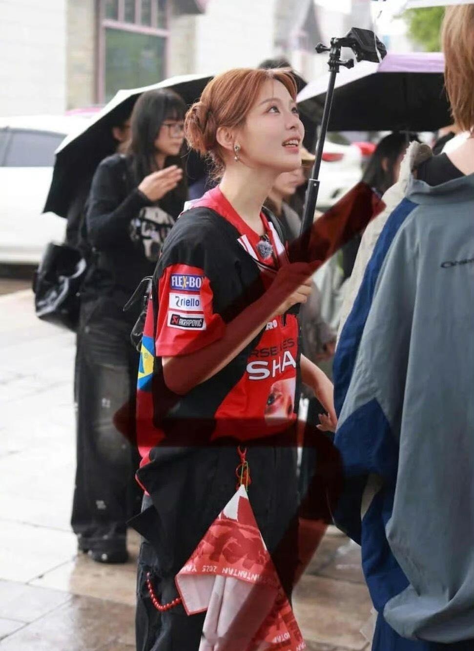 杨超越女赛车手造型路透今日份的杨超越是可爱妹妹挂的啊！杨超越的双丸子头造型，看起