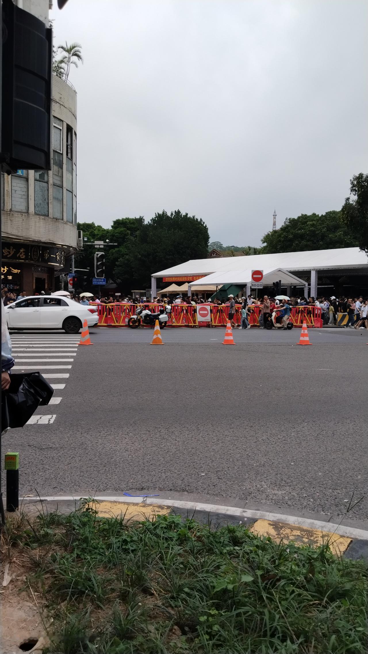 五一假期第二天的顺德交通状况，平时五分钟走完的路程，结果走了40分钟。电车有续航