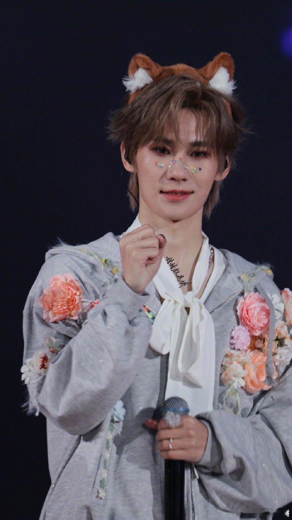 哈哈哈哈哈哈哈哈，可可爱爱的张真源哥哥，萌萌哒一枚啊！｜张真源