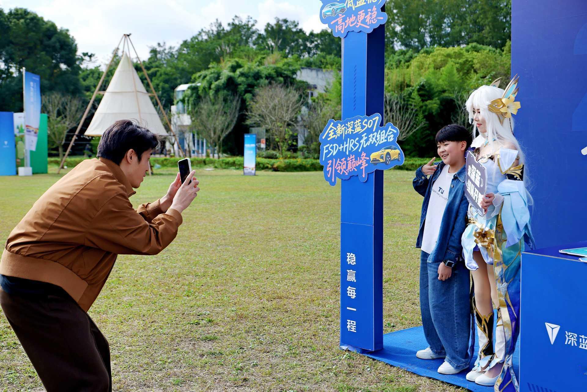 十年王者·与蓝同行·峡谷重逢这一次有专属开黑团队助力、以及跨次元coser热场当