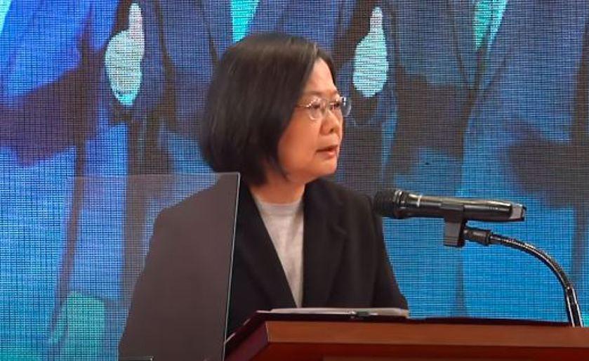 蔡英文今天发表8年任内最后一次的元旦谈话，针对两岸，蔡英文称，“我们不挑衅不屈服
