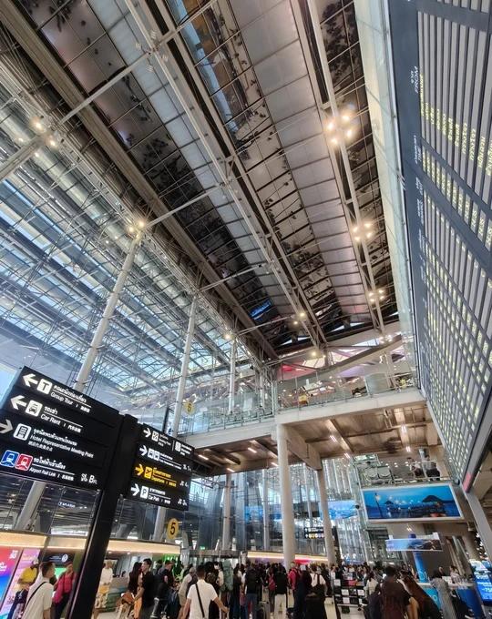 震惊中，来自一个小国机场带来的割裂感…
每次来曼谷出差，一出素万那普机场就能感受