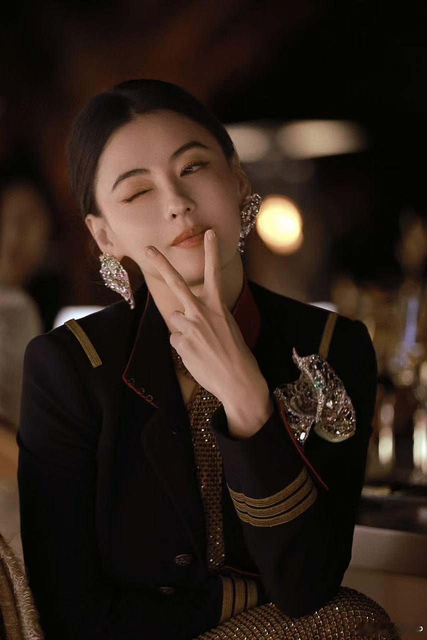张柏芝邬君梅万茜鎏金时刻  鎏金长裙搭配外套，既奢华又低调，张柏芝、邬君梅、万茜