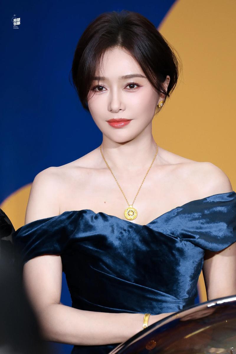 秦岚气质拿捏得真好，优雅大方挡不住 