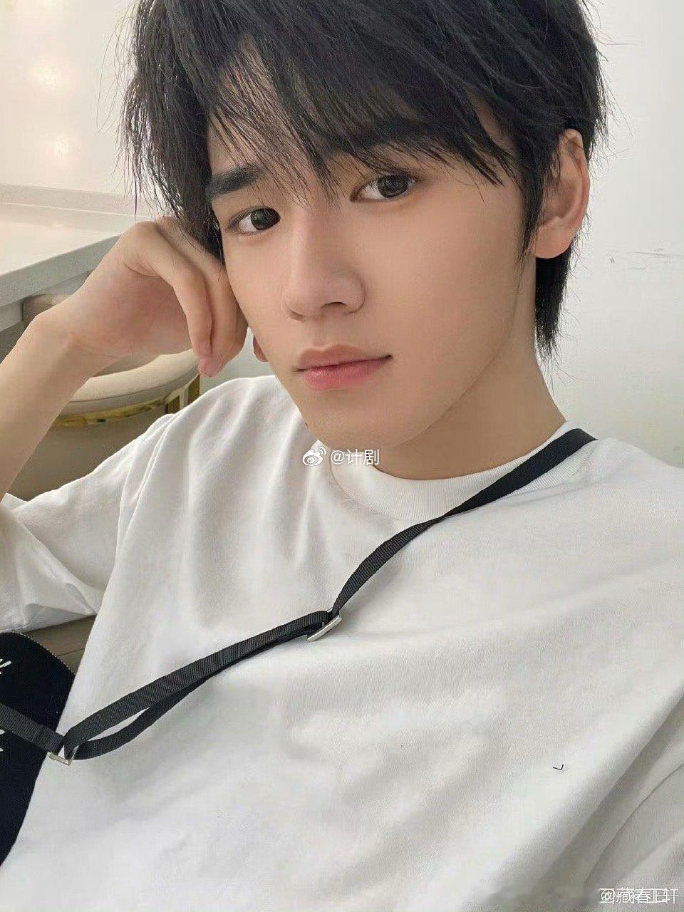 从突发奇想的代亲到宋亚轩的害羞反应，短短几秒就把观众的心拿捏住了。两人之间的互动