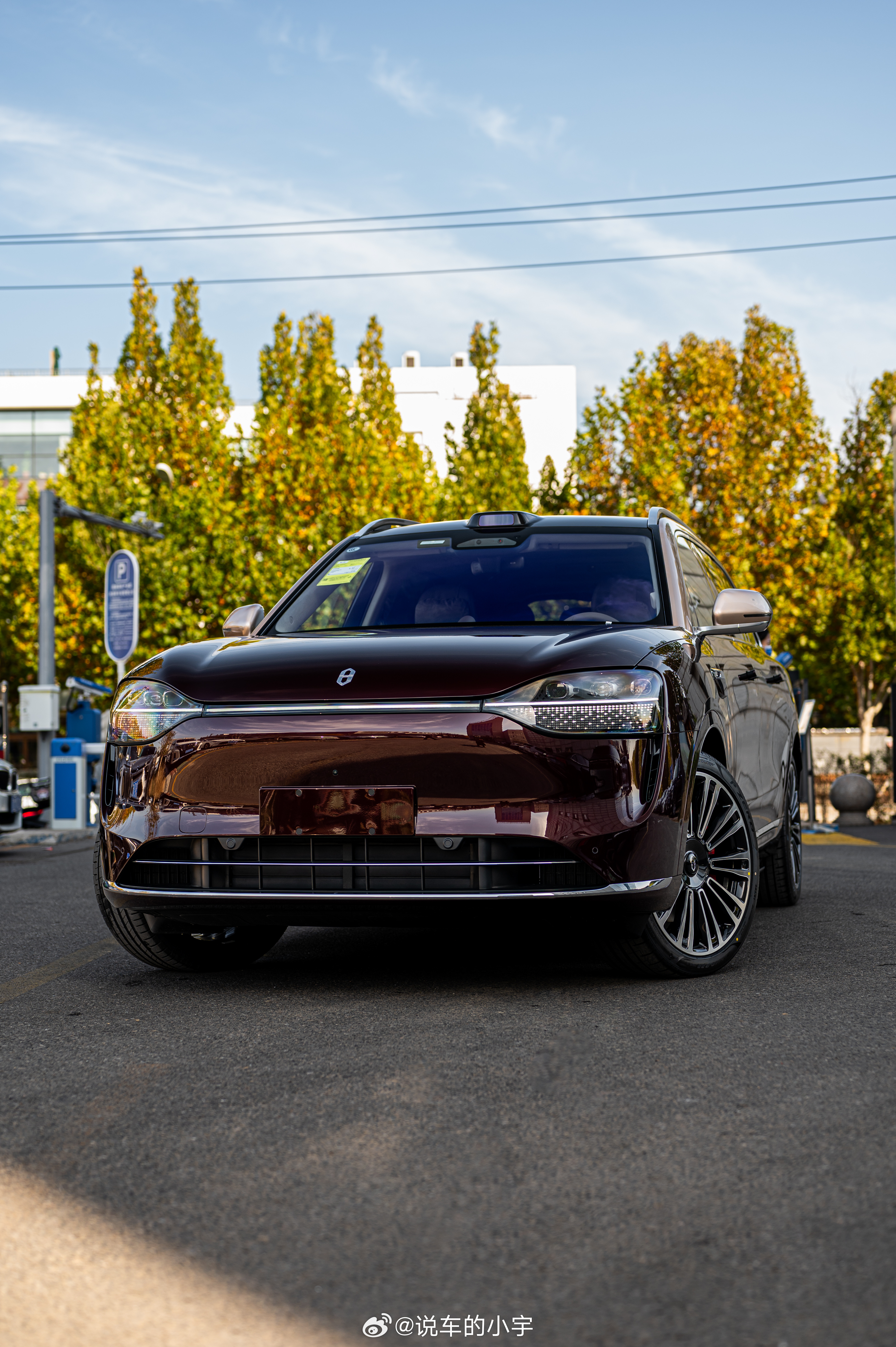 还是很认可自己的审美的，M9这个颜色必须配这个大轮毂，必须要尊四座，这调调就对味
