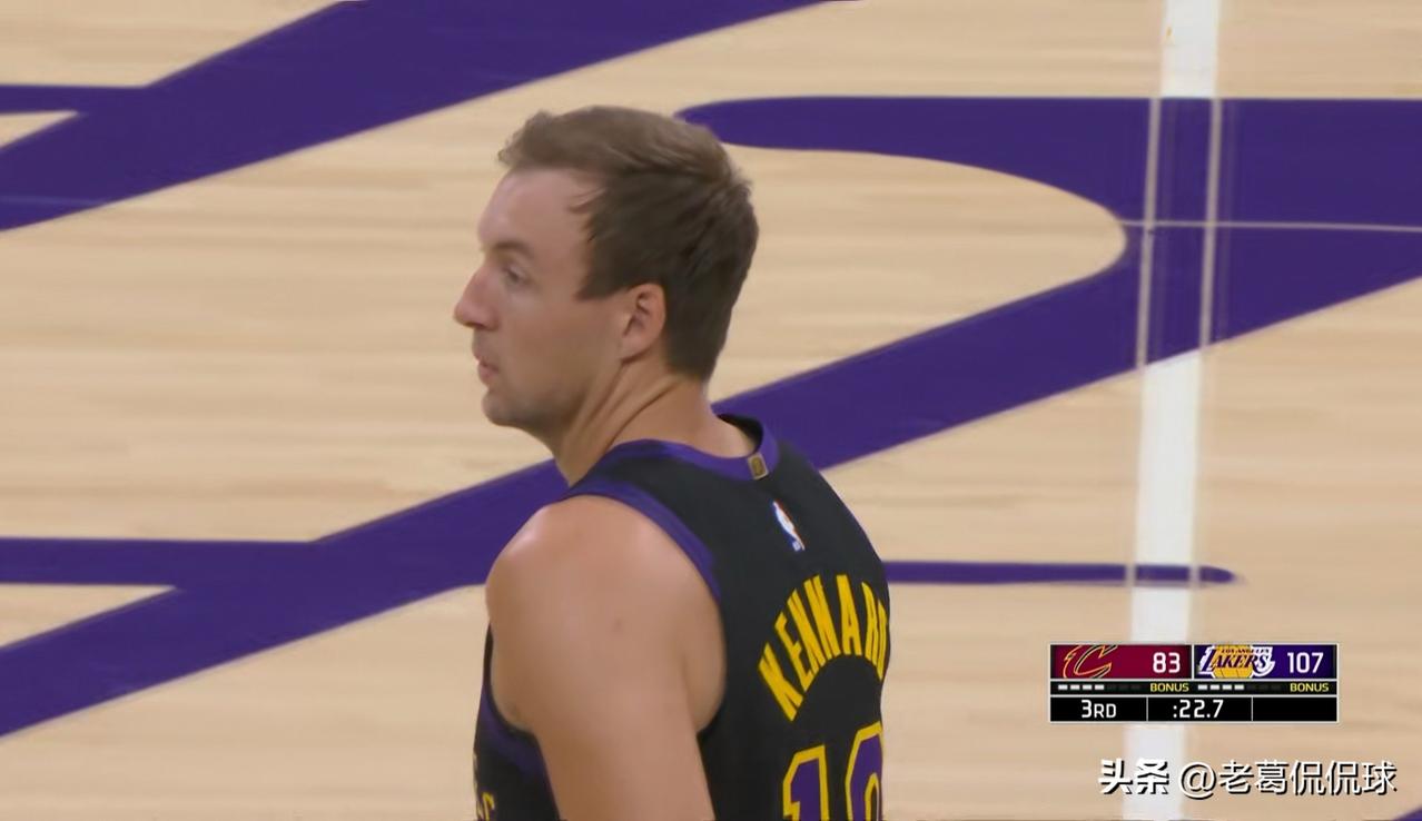 我强烈建议雷迪克教练多给肯纳德布置一些进攻战术！虽然今天湖人在主场以127：11