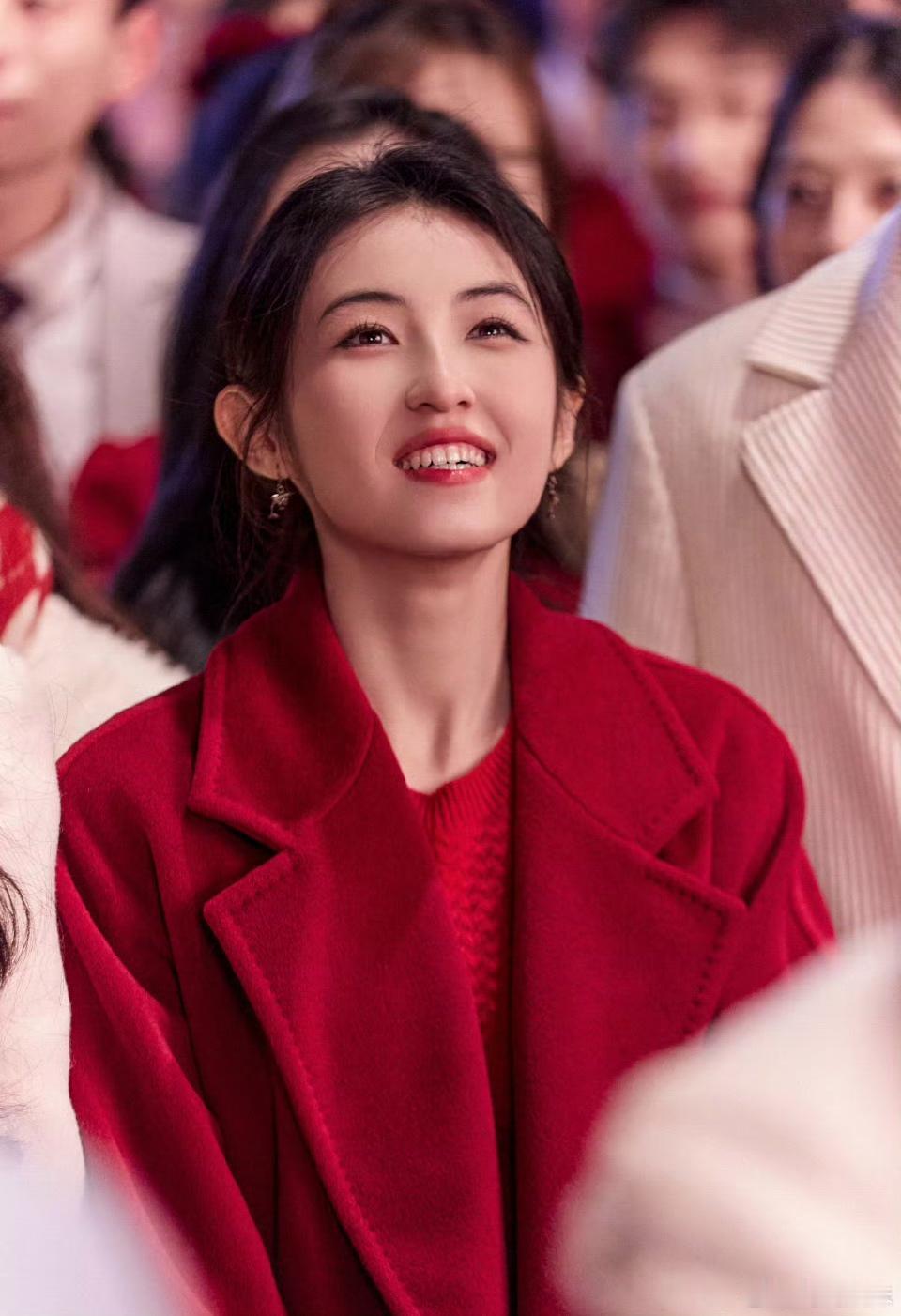 张子枫这件红色大衣太吸睛了！ 