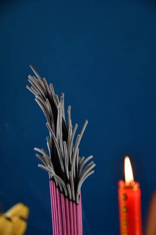 错把“仙女棒”当成“香”！80岁爷爷上坟祭祖看懵晚辈，爷爷当场茫然：这是什么香？