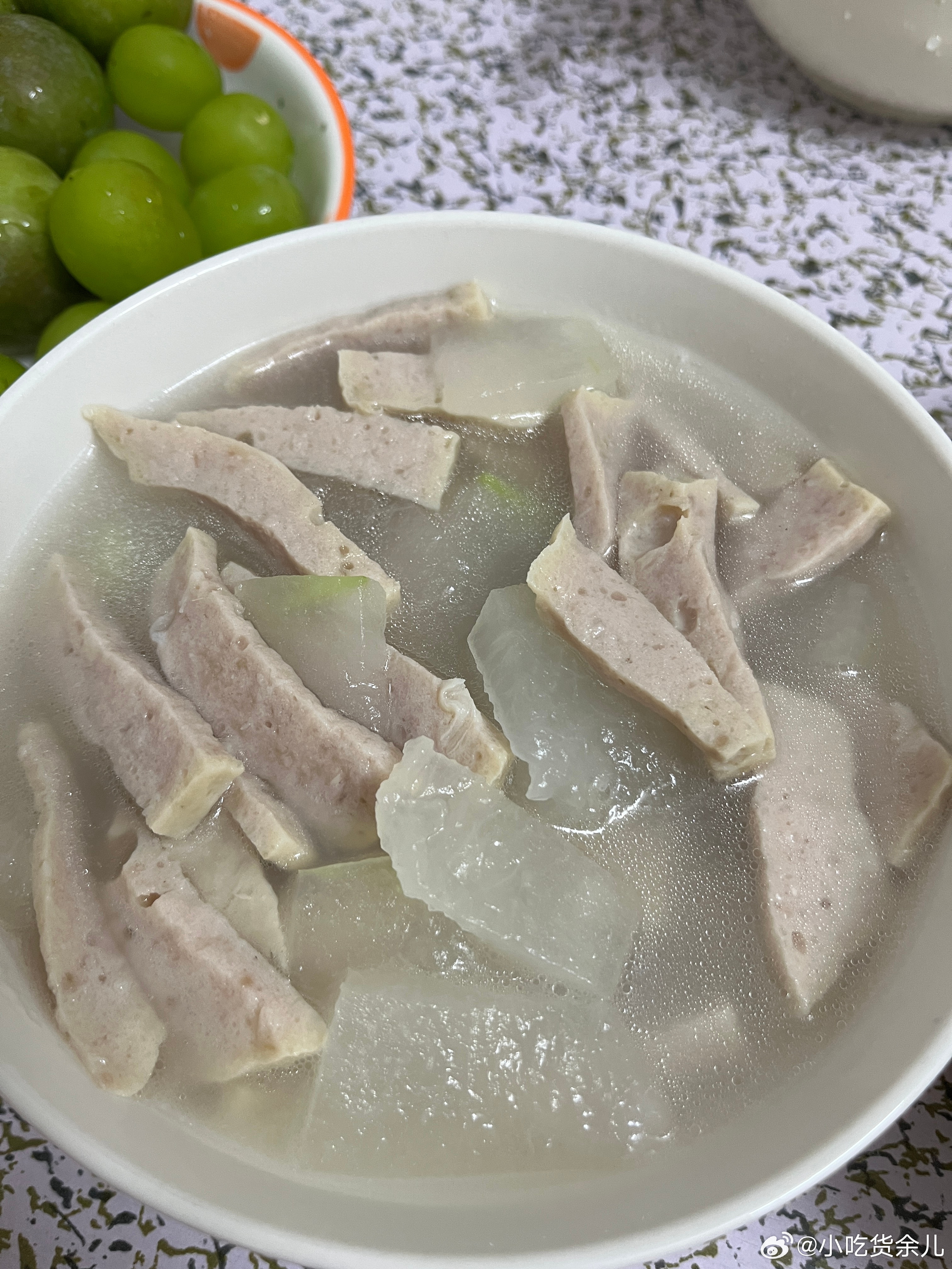吃饭了，晚餐包子、肉卷冬瓜汤，水果是昨天姑姑她们拿过来的。粽子不熟，煮的时间不够