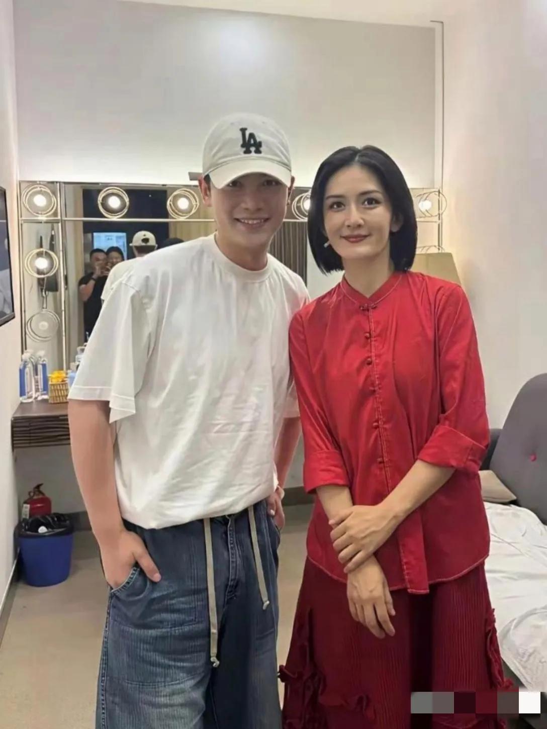不知不觉谢娜也老了，虽然妆容精致，衣着鲜艳，但依旧遮不住满脸的沧桑，眼袋明显，法
