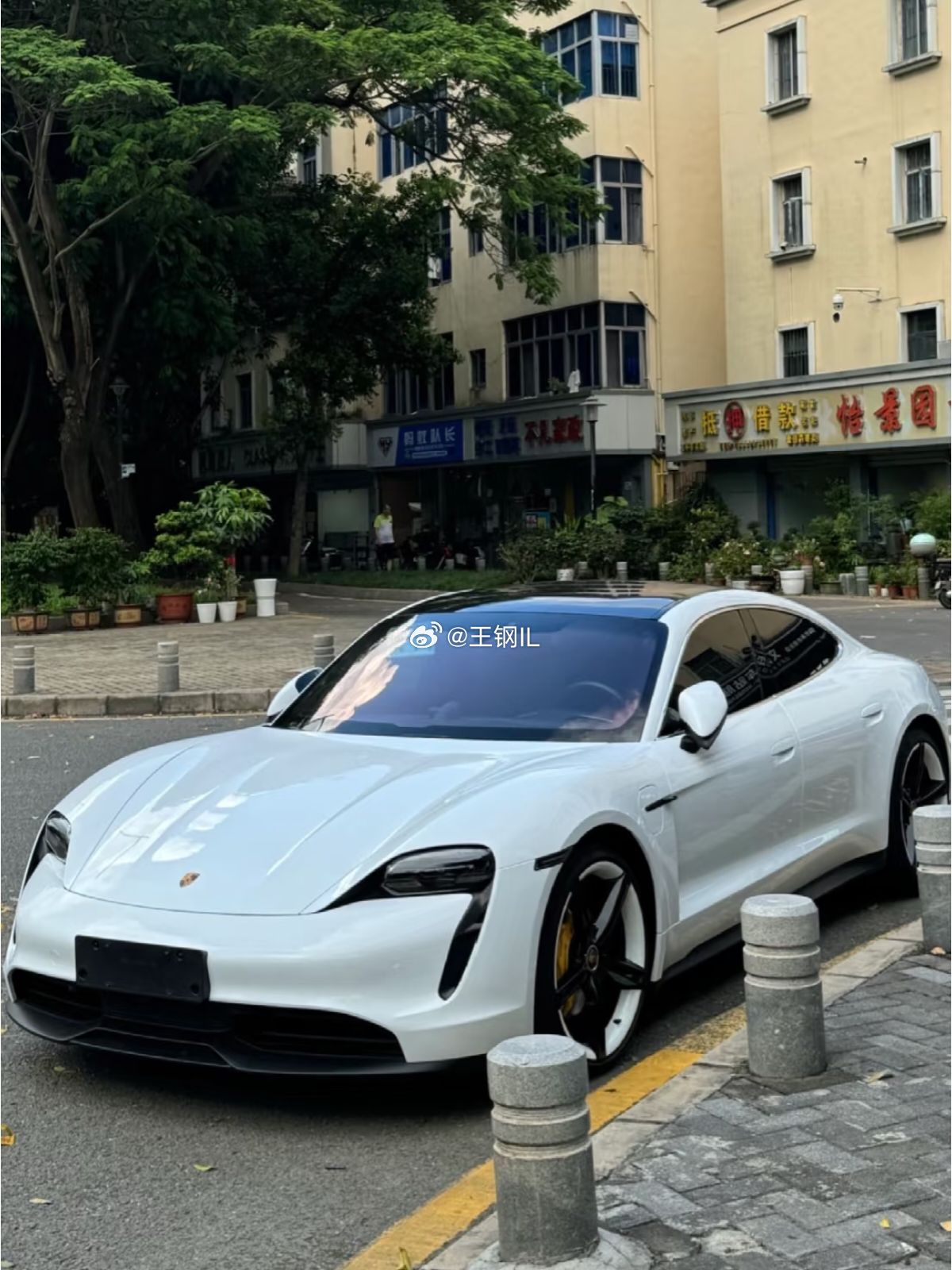 保时捷taycan这么改真的帅到爆!!贝壳白真是白色系的天花板保时捷 ​​​