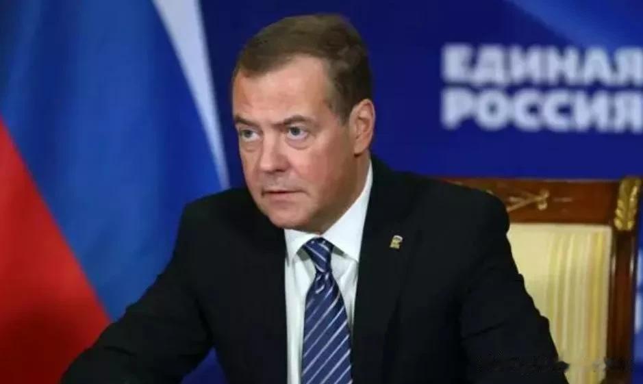 小动作越来越多！俄高官所乘汽车被炸，梅德韦杰夫：卑鄙袭击

来源:海峡快讯

最