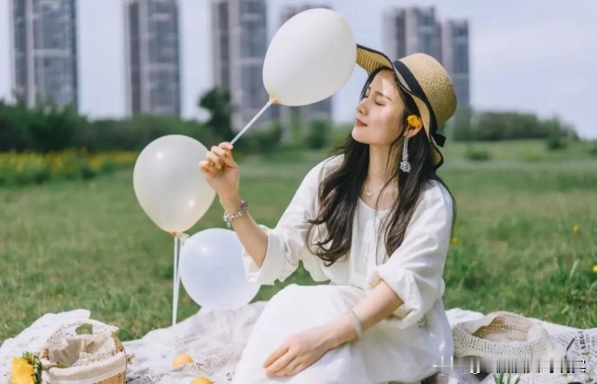 女人对于家庭的付出：多与少的辩证思考。
在家庭的舞台上，女人和男人都扮演着重要的