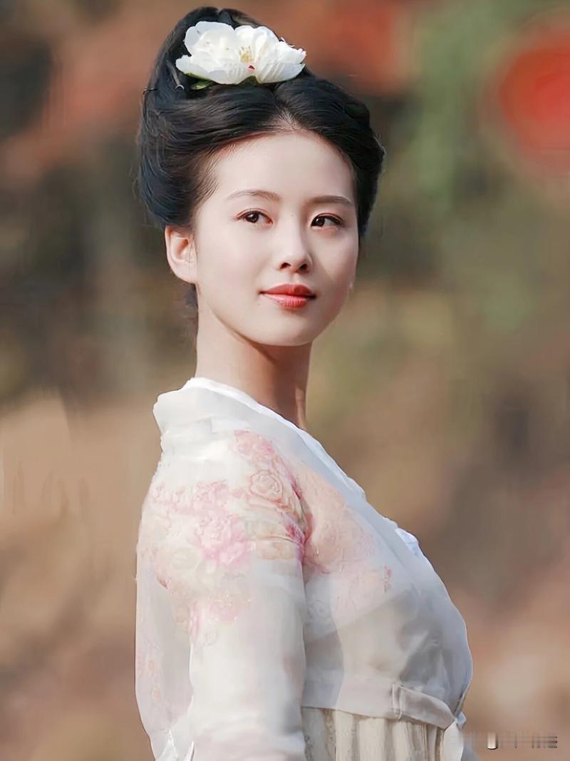 目前为止，我心目中气质最清冷、兼具清纯又唯美特质的女明星还得是刘诗诗。

她的这