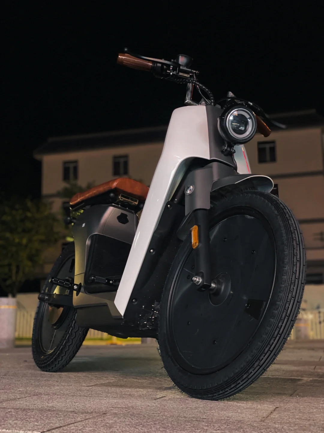 电动车玩起姿态，真没空考虑速度的事。