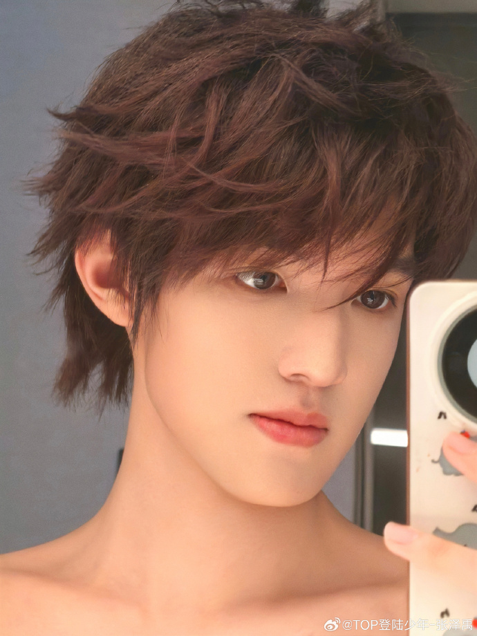 张泽禹你在干什么张泽禹晚安照也太超过了，这个锁骨这个清纯对镜拍简直是going！