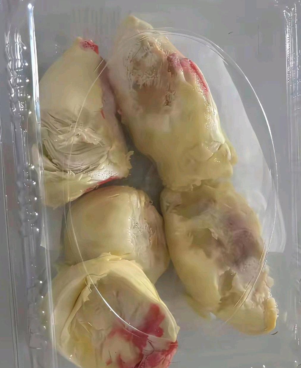 商家说这叫一点红榴莲，榴莲中的爱马仕，我怎么感觉这榴莲是坏了？ 