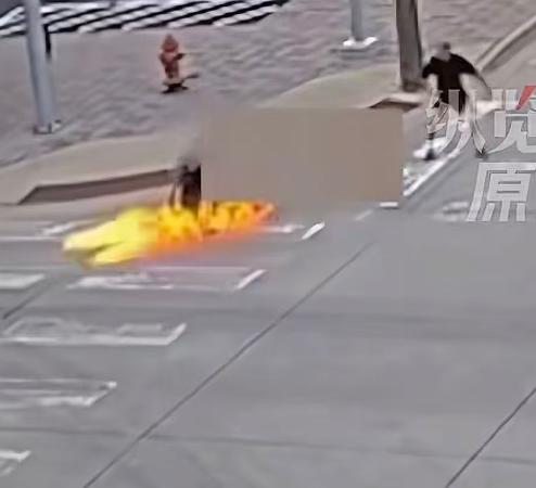 一名男子快步靠近路口坐着轮椅的路人，直接点燃手里的燃烧瓶狠狠扔了过去。燃烧瓶砸中