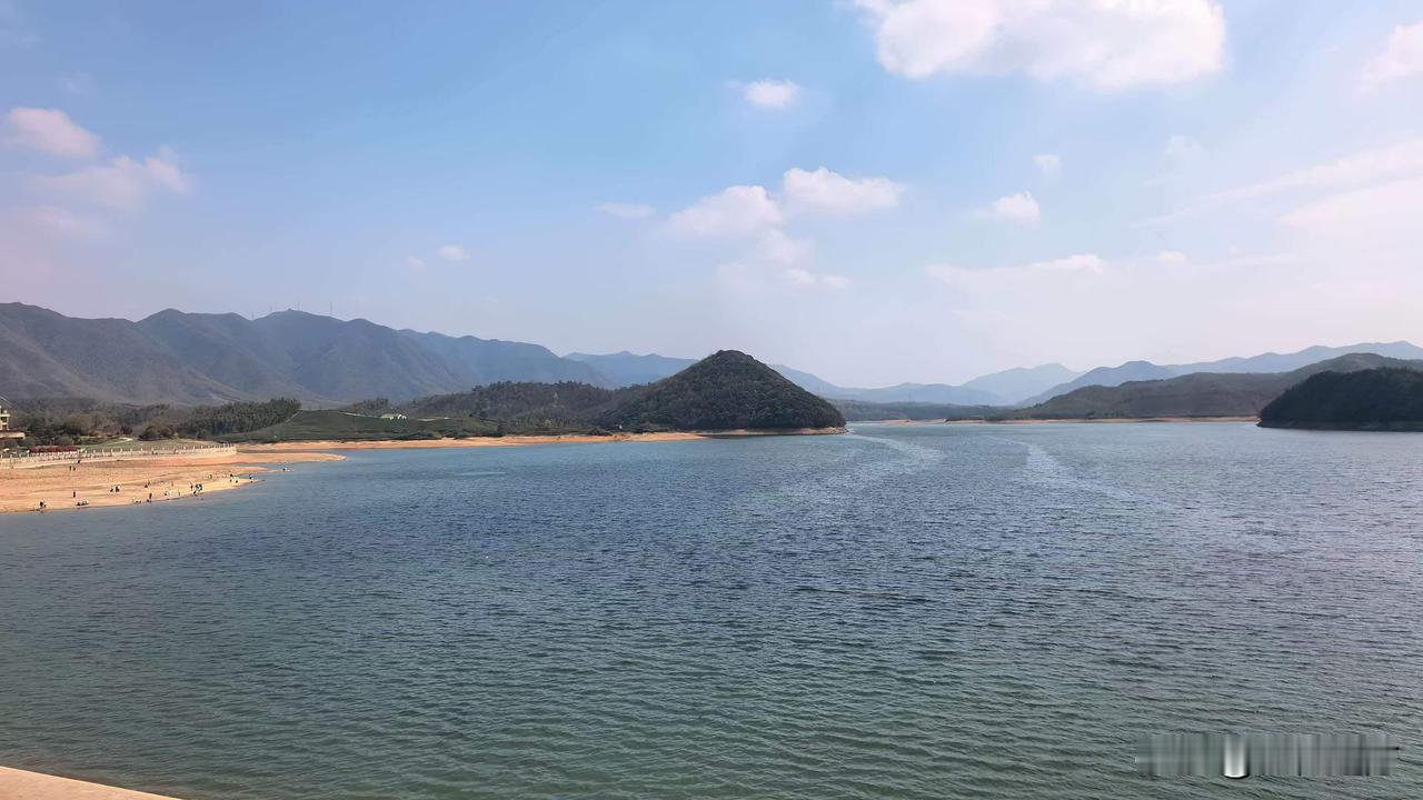 春日生活打卡季春日里的广德笄山，满目清新温柔。山下田垄间，金黄的油菜花层层叠叠，