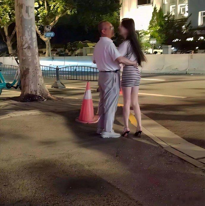 一眼就知道是不是干女儿 