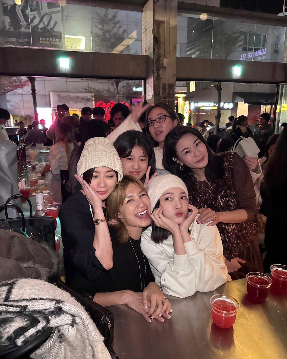 贾静雯带女儿梧桐妹去酒吧和阿梅、谢欣颖、林映唯聚会🎈 