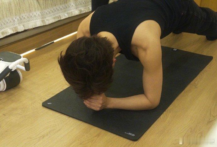 王安宇吃完蛋糕开始加练 王安宇手臂肌肉线条 一口蛋糕换一组加练，这波操作属实被秀