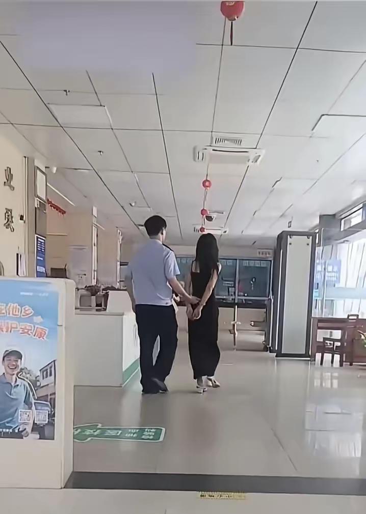 自律必须要，
犯法绝不要。
平安度一生，
贫富不重要。