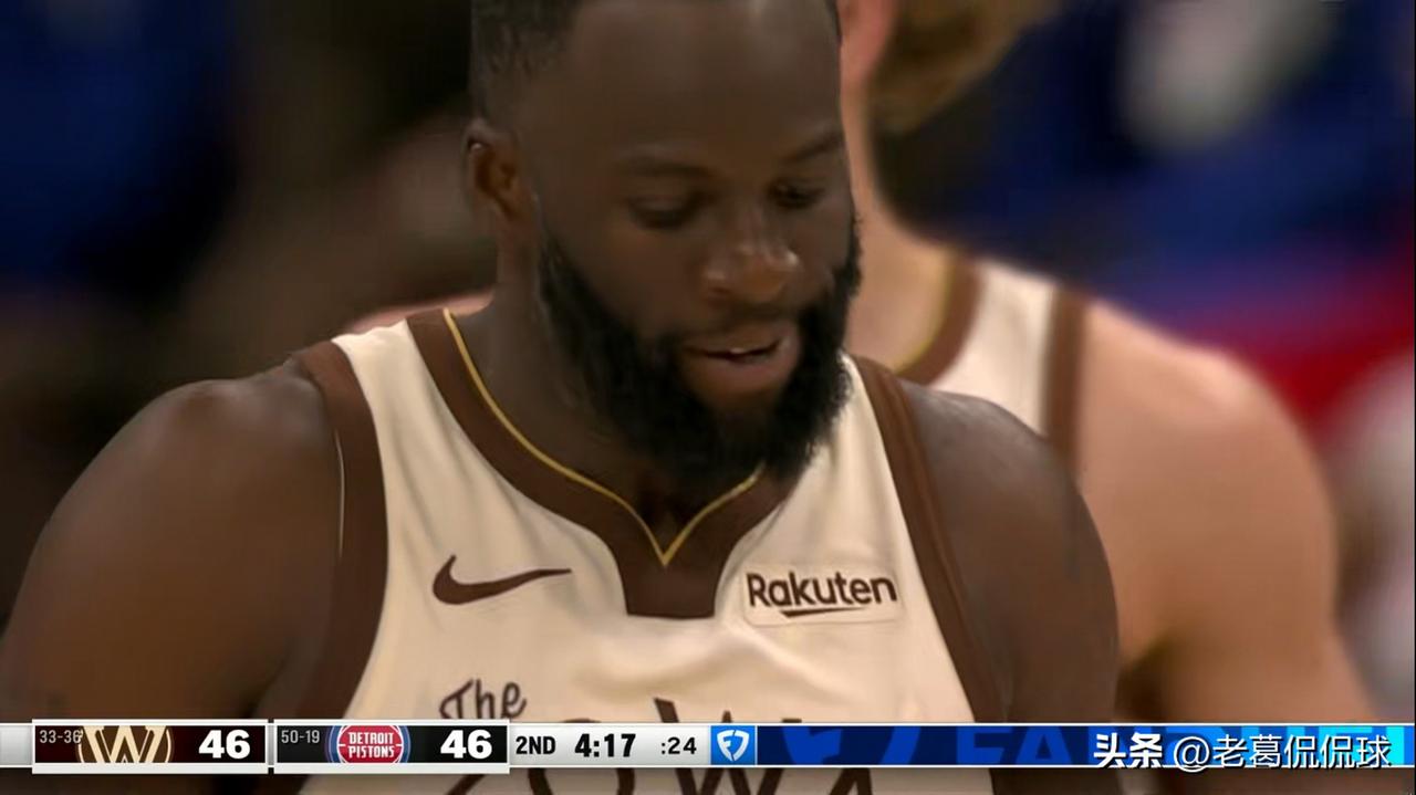 勇士主帅科尔真是被追梦格林给气炸了！在今天勇士客场挑战活塞的比赛中，目前双方半场