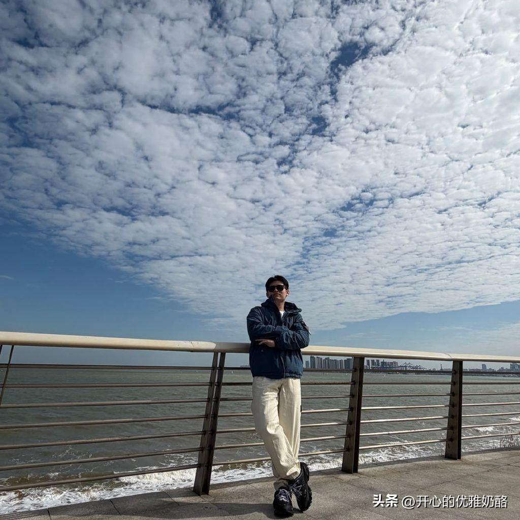 林诗栋换头像和签名，鼓励自己重新出发。
头像是站在蓝天白云大海边，
签名是“道阻