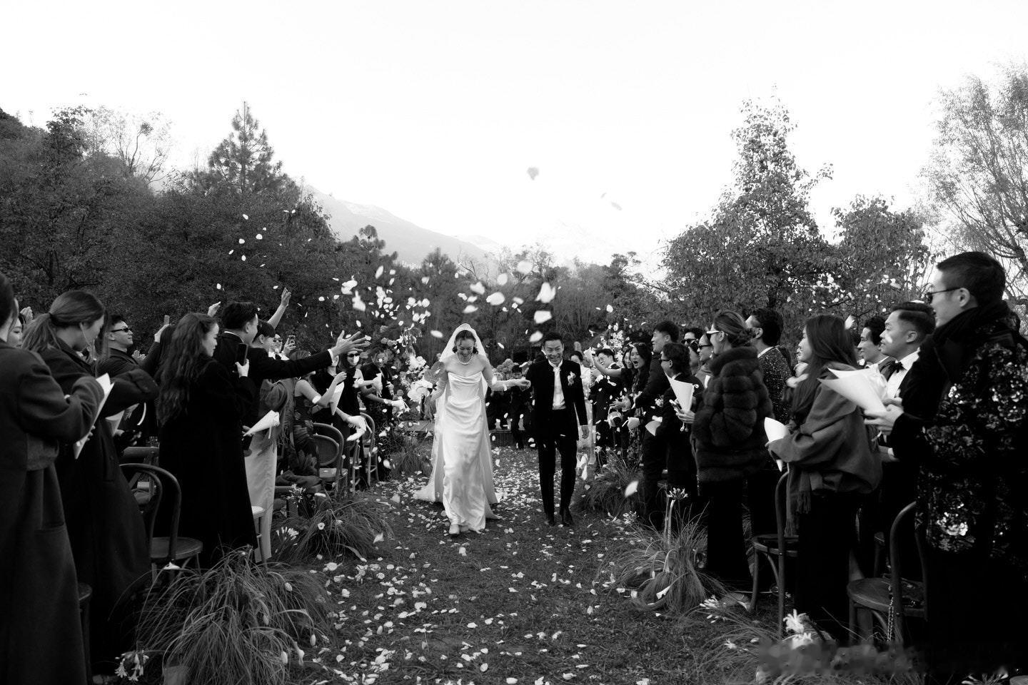 霍启仁妻子公开婚礼现场照怎么分享一段感受也要被各种解读人家自己的婚礼和拍摄风格，