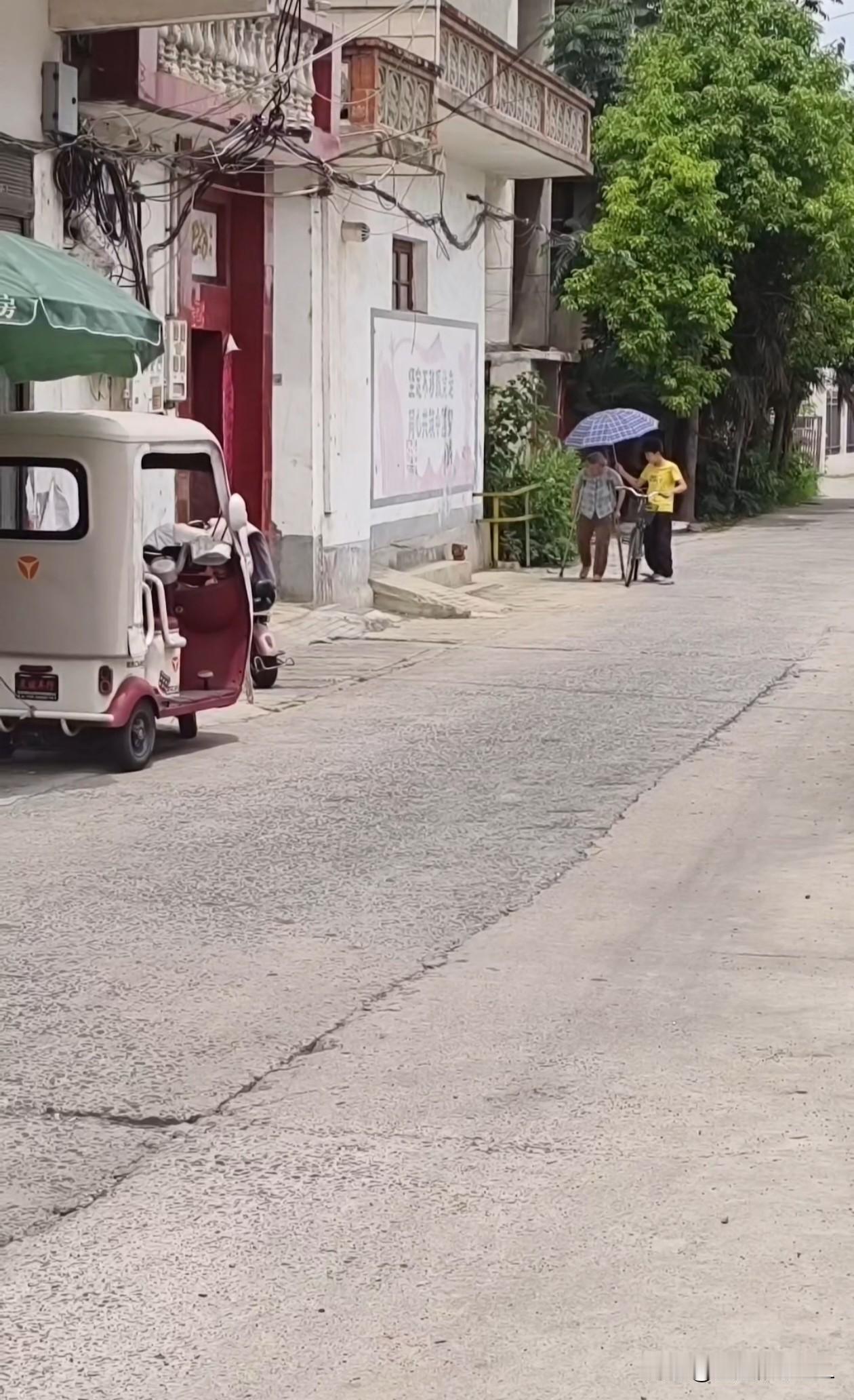 小升初少年守店，一招促成订单。上午有事外出，小店交由刚小升初的儿子照看。有顾客进