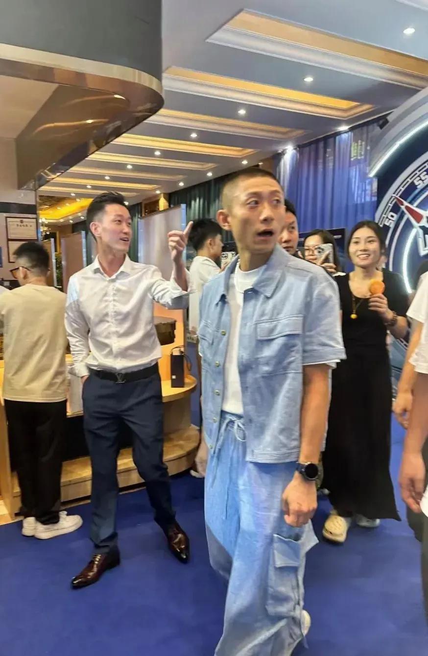 张一山本人原来长这样！比电视上看着更瘦，都要认不出来了！面部凹陷双眼没神 ，
面