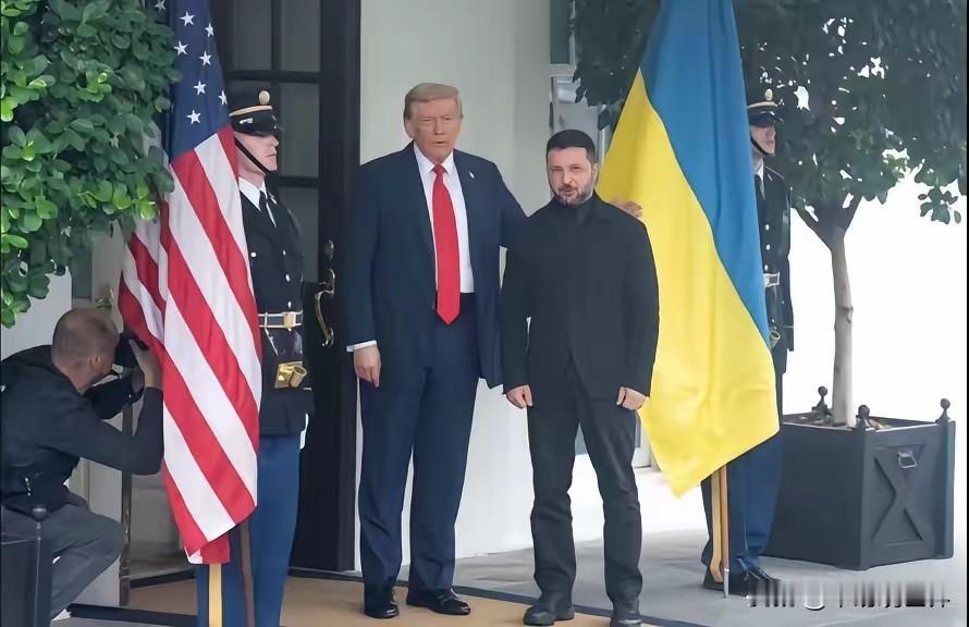 乌克兰打了一场轰轰烈烈的仗，回过头来一看，啥也没捞着。
国土丢了一半，战斗人口少