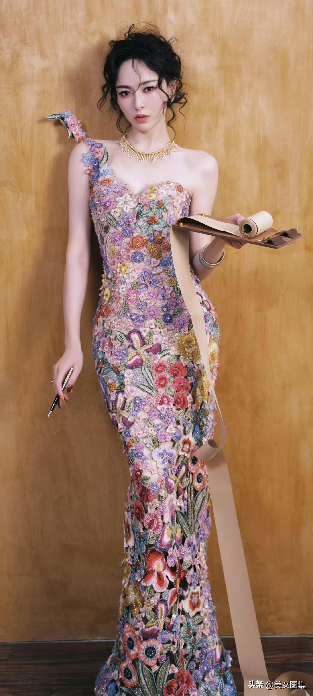 女孩子怎么穿搭既时尚又好看?唐嫣这波操作太绝了，预定一片花，直接把春天穿在了身上