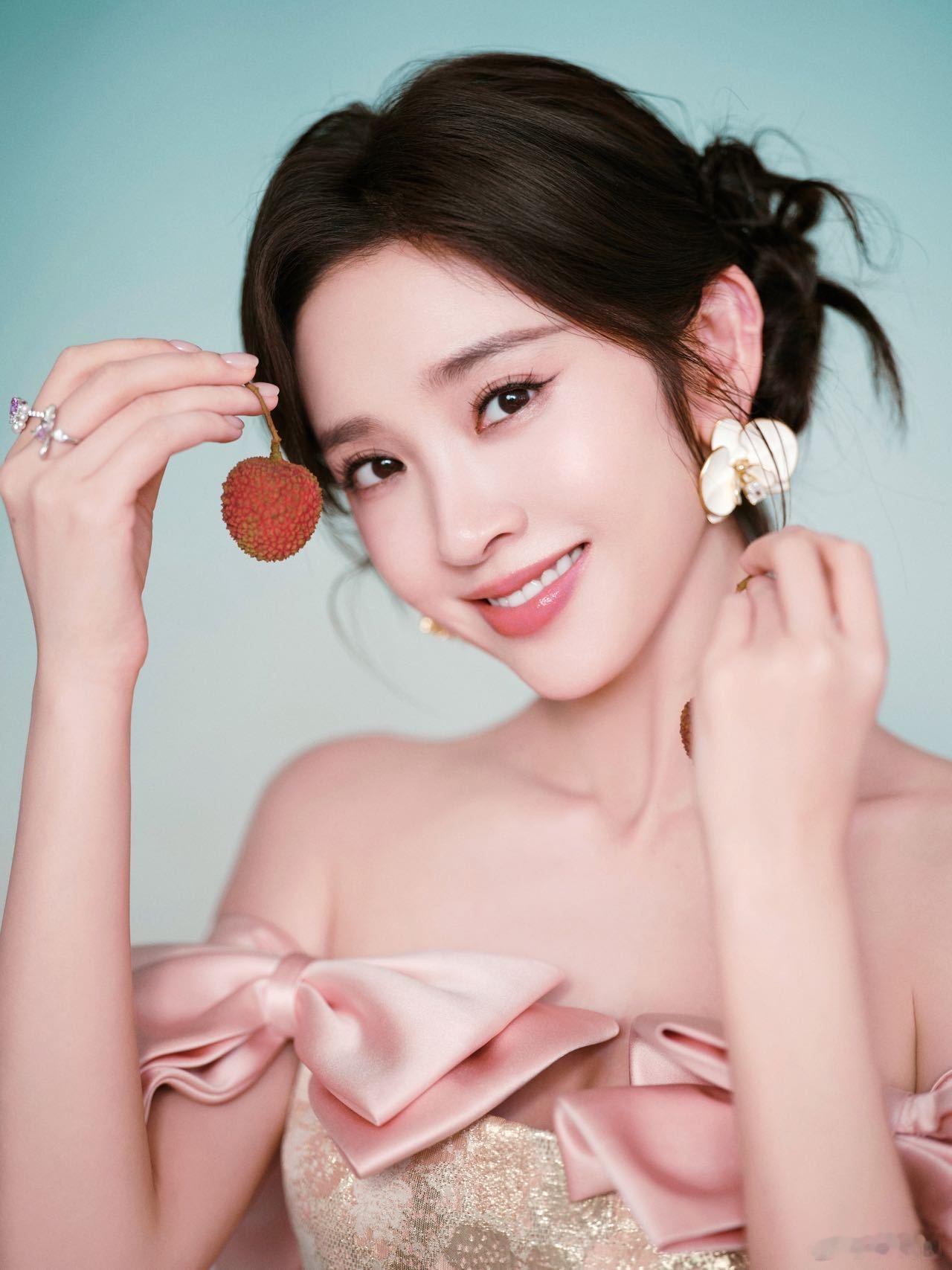 唐艺昕回应中式甜妹妆唐艺昕这个中式甜妹妆真的好灵气！温柔又大气，甜而不腻太戳人了