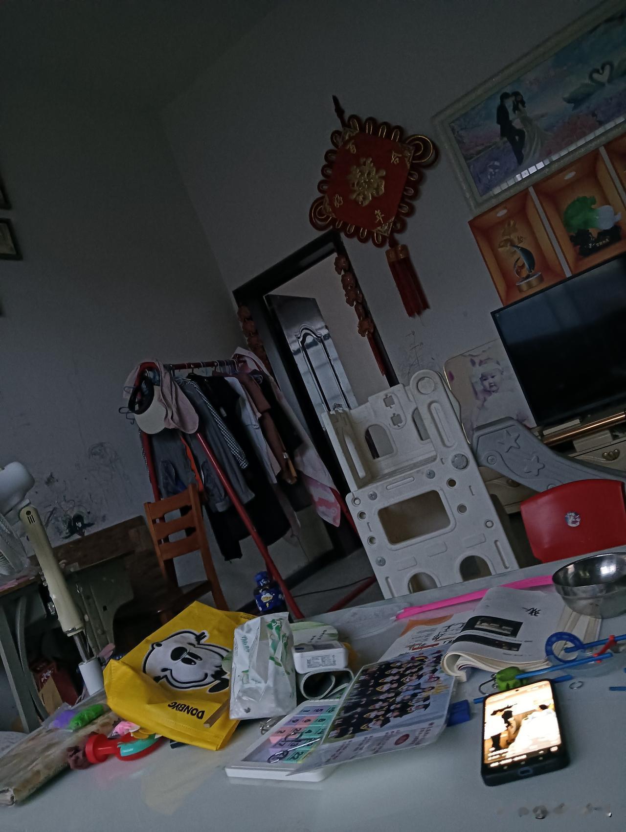 家被弄成了“垃圾场”，满地玩具和杂物，这场景我太懂了！之前我家孩子也这样，玩具扔