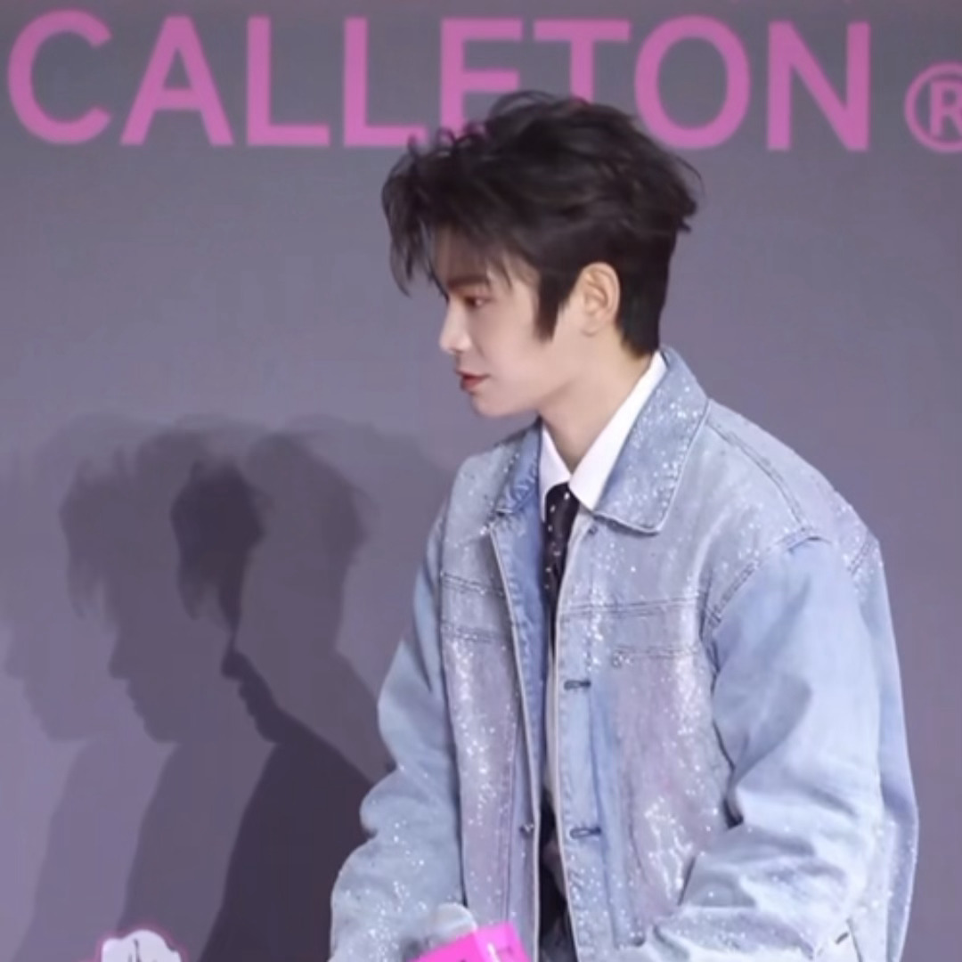 像个小人机…好萌好萌好萌 