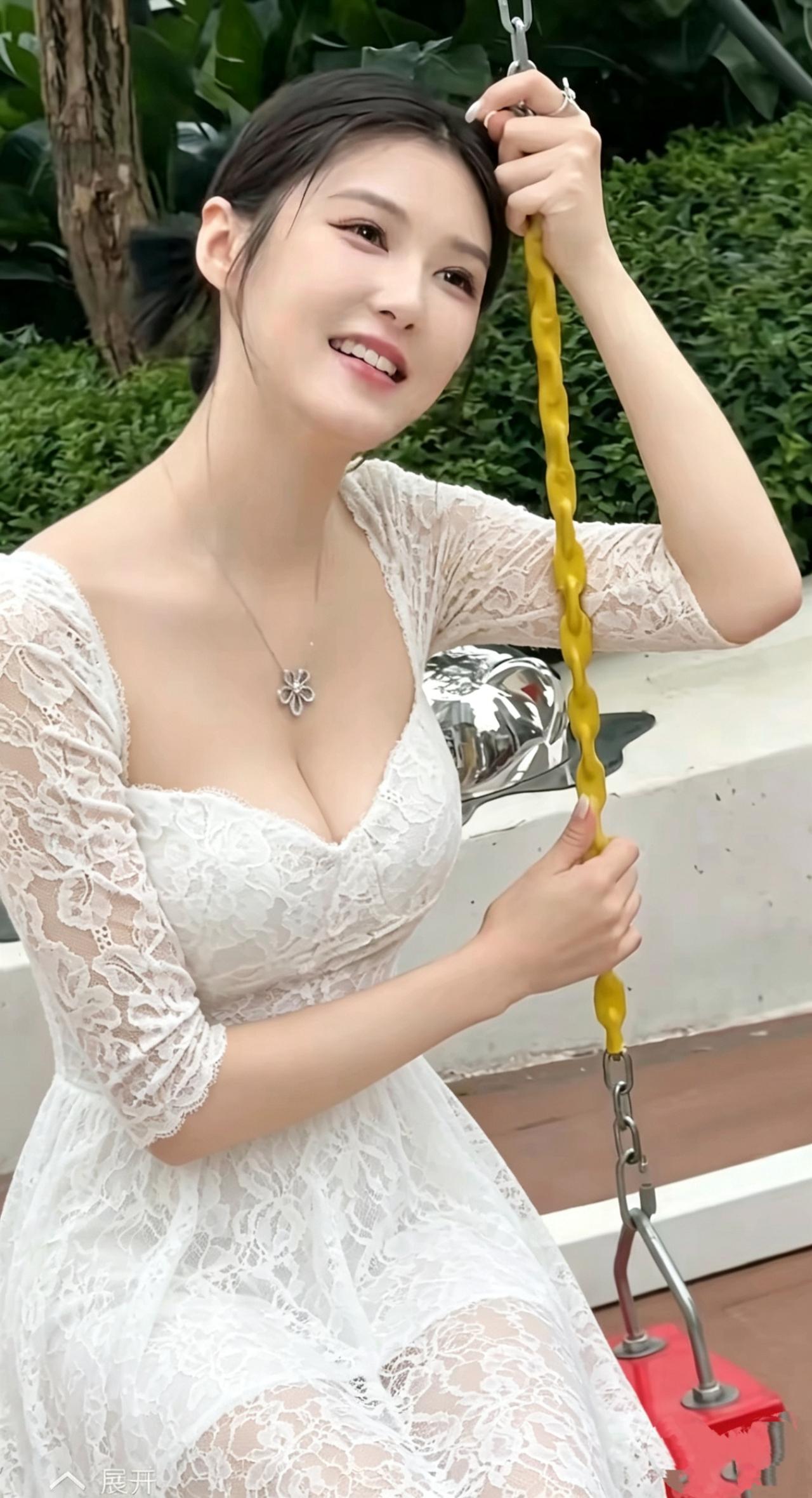 《秋千上的白裙》
 
风从叶隙间溜过来
轻拂过蕾丝的裙摆
她握着秋千的黄绳
眼里