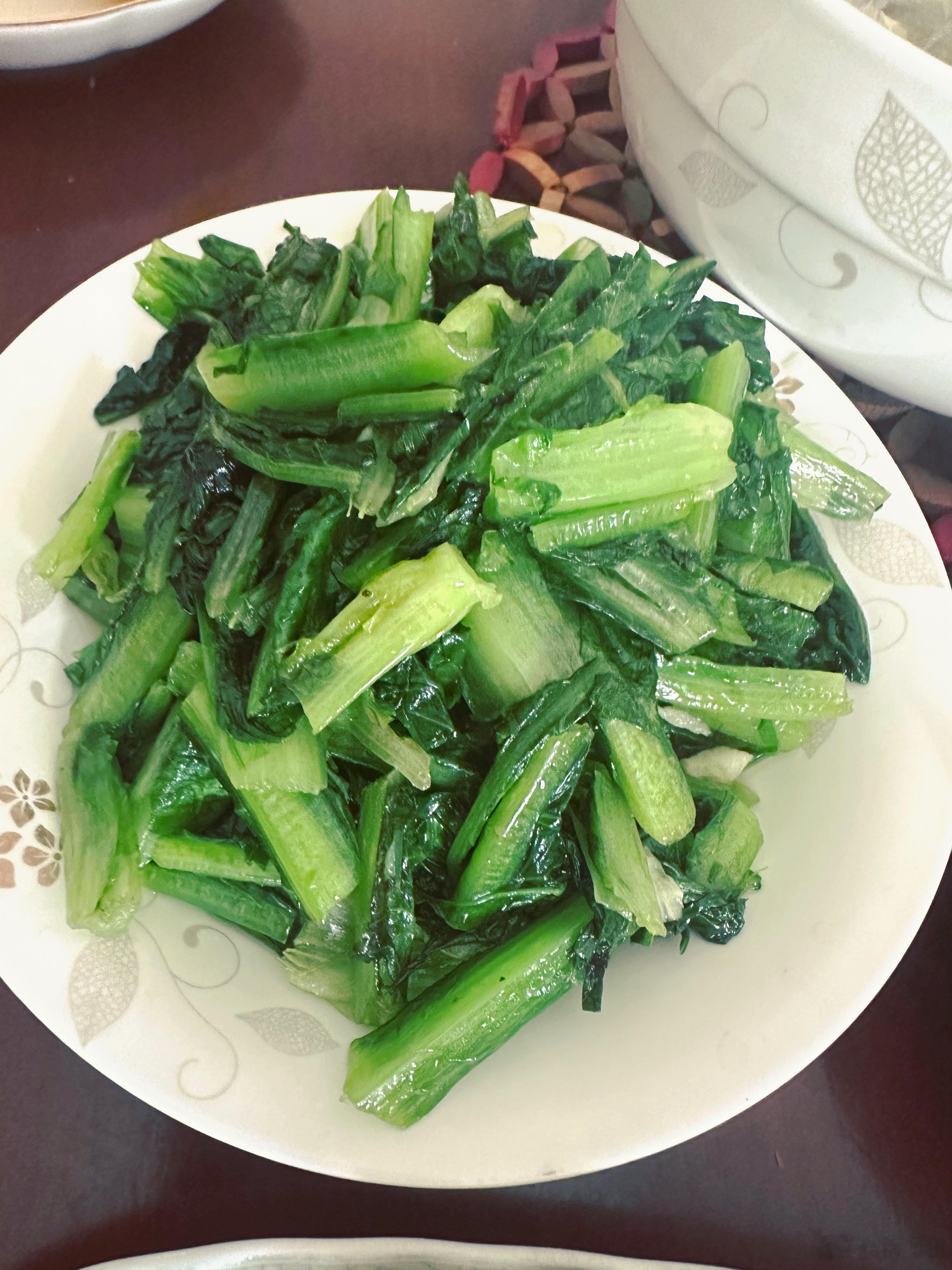 我们家阿姨做菜，还可以还给我们看了她手机里的照片找个合适的阿姨，很难的，还特别乐