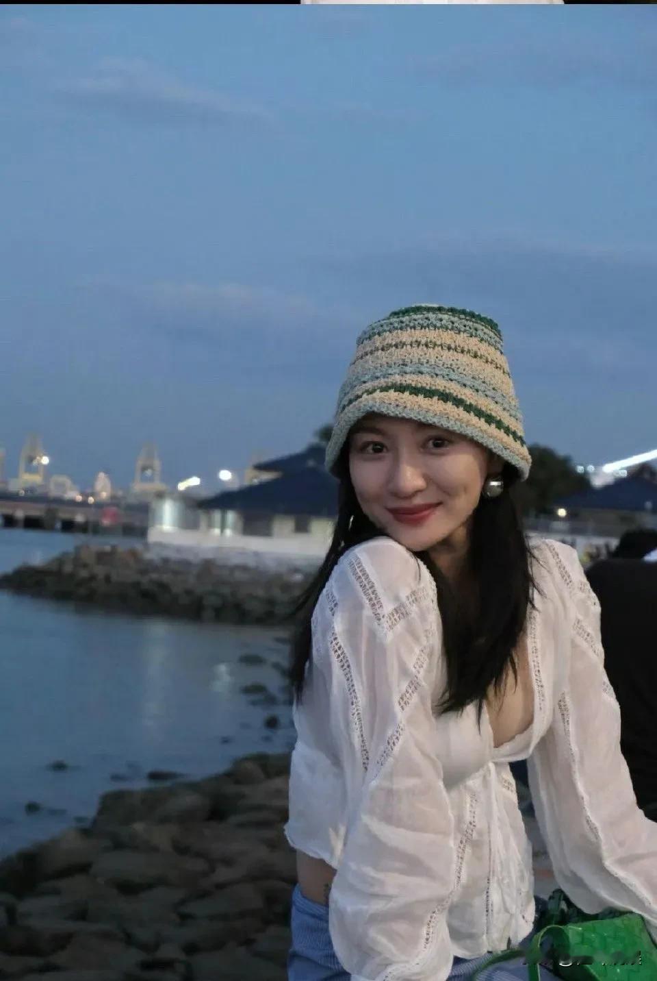 #阿如那妻子正面照# 
阿如那妻子好漂亮颜值不输女明星[比心]