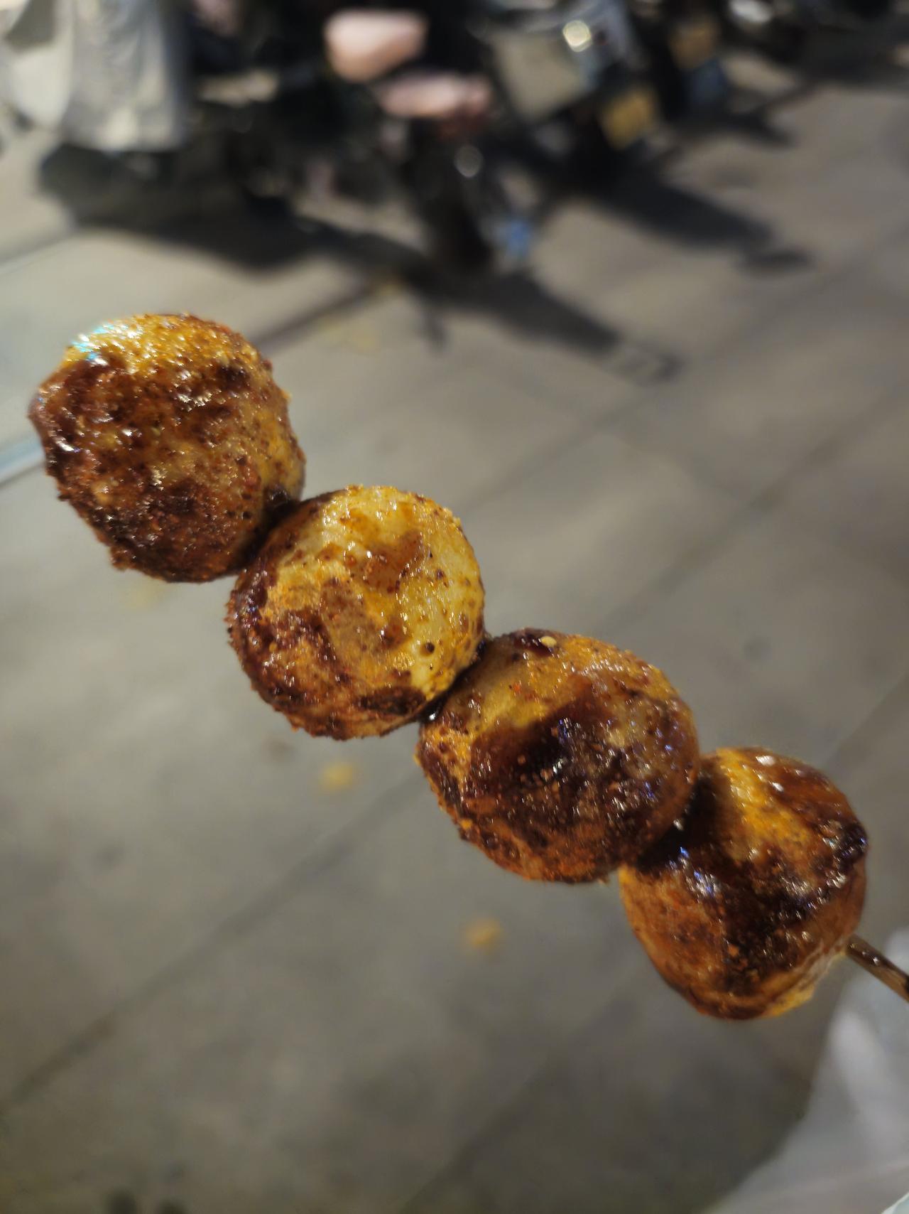 原来烤串配甜面酱这么搭啊！
现在下了班
到处都能碰见卖烤肠的
不过在我的印象中