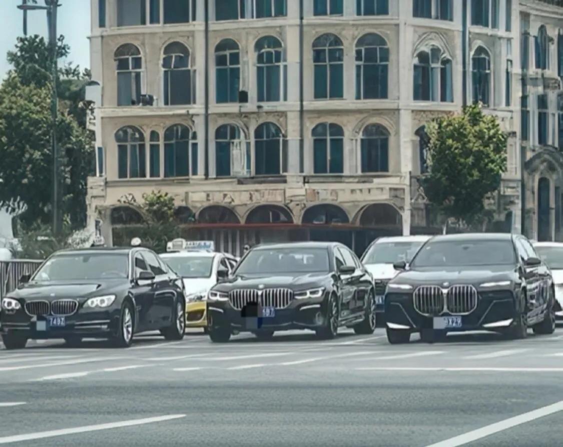 BMW 7系三代同行，从微笑到哈哈大笑

感觉中间的7系最帅，G12这代优雅不失