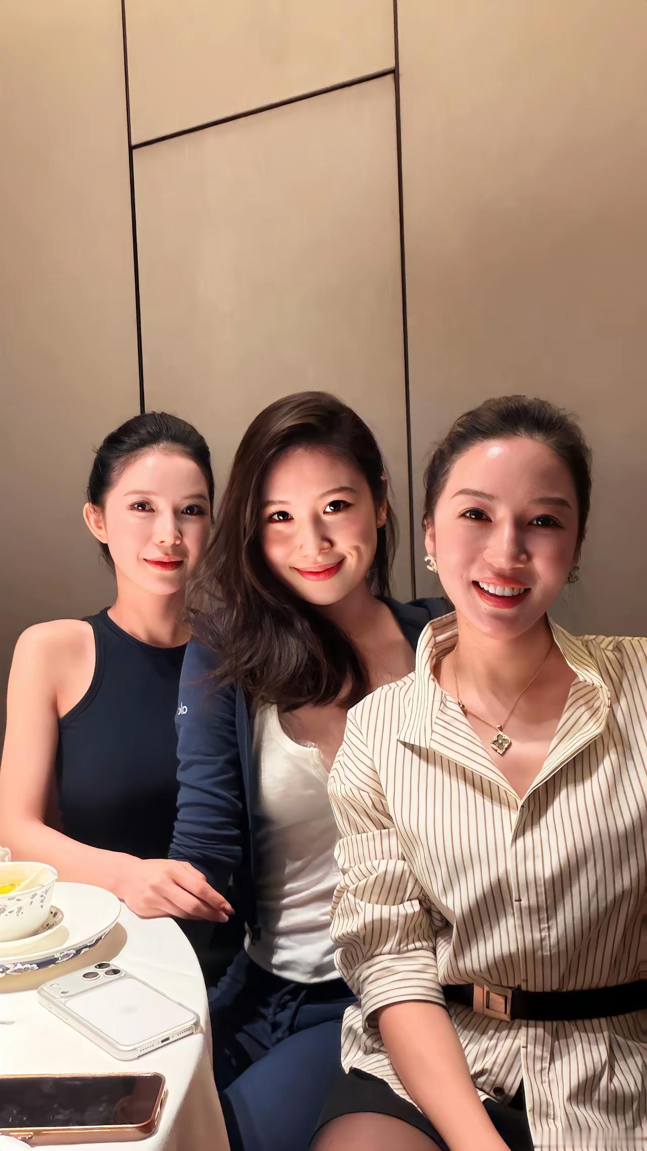 朋友在一起，除了吃吃喝喝，还应该共同分享快乐，下班了，一起吃饭，一起拍照。感觉哪